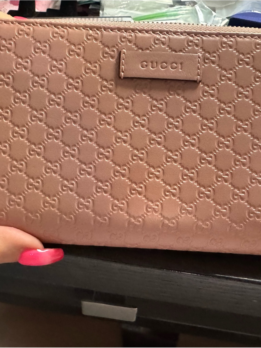 Gucci embossed GG clutch in blush coral - Picture 3 of 5